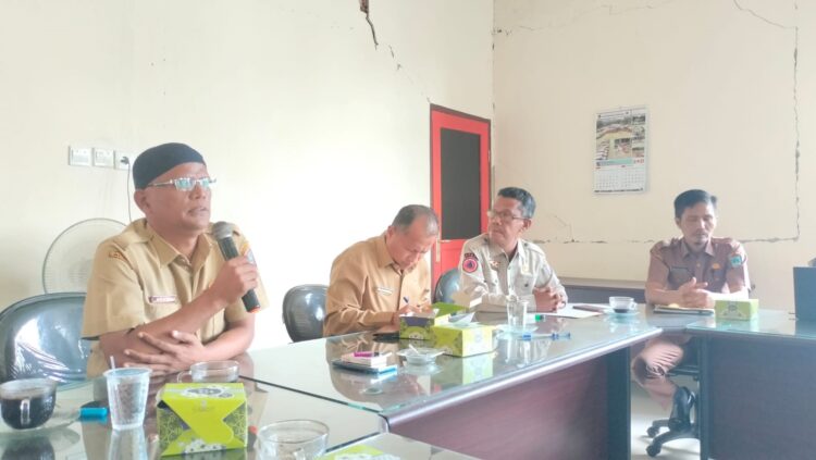 Kalaksa BPBD Pasbar, Jon Edward didampingi Kepala Diskominfo, Armen; Kepala Dinas Perkim, Asri Hamdi; dan mantan Kalaksa BPBD, Armi Ningdel menyampaikan keterangan saat konferensi pers di kantor BPBD Pasbar, Selasa (14/5). Osniwati