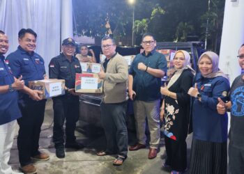 Pengurus KMTD menyerahkan bantuan untuk korban bencana banjir lahar dingin kepada Sekda Tanah Datar, Senin (13/5) malam. IST