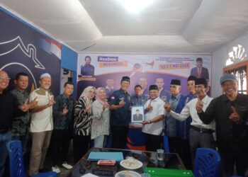 Kandidat calon Walikota Payakumbuh Haji Almaisyar saat menyerahkan berkas pencalonan ke DPD Nasdem pada Selasa (7/5).