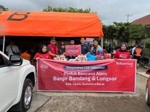 Telkomsel Serahkan Bansos