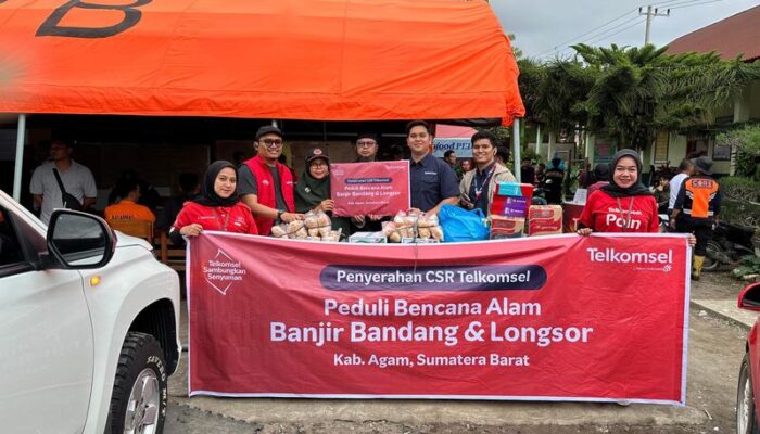 Telkomsel Serahkan Bansos dan Layanan Komunikasi di Posko Siaga Bencana Sumbar