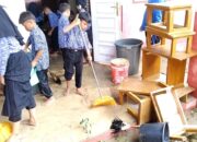 Banjir Rob Masuk Sekolah, Puluhan Murid dan Perangkat SDN 27 Sungai Limau Goro Bersama