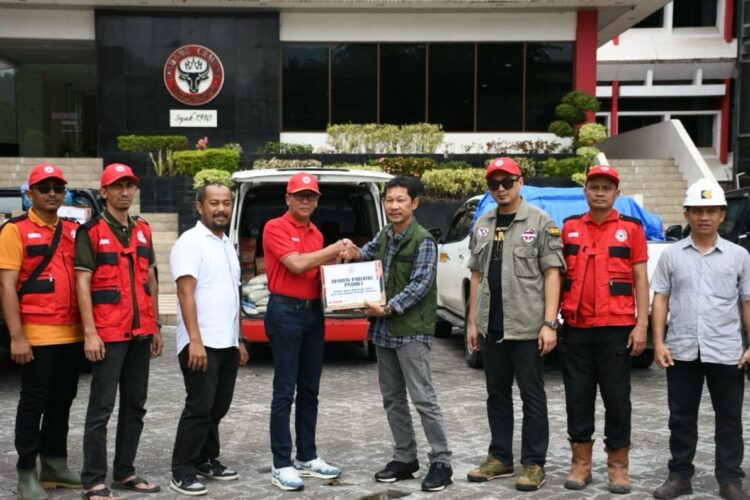 Dirut PT Semen Padang, Indrieffouny Indra menyerahkan bantuan untuk korban banjir Pessel. IST