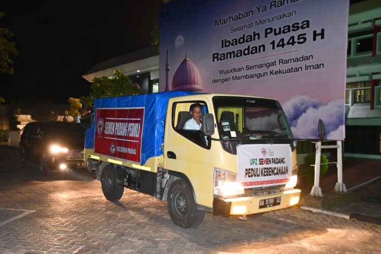 PT Semen Padang mengirimkan bantuan untuk korban banjir Pessel. IST