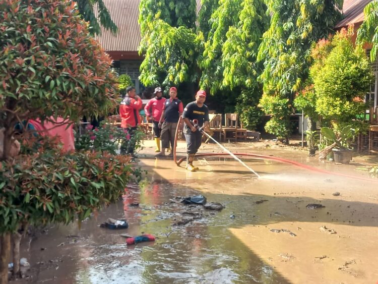 TRC Semen Padang membersihkan lumpur sisa banjir Pessel. IST