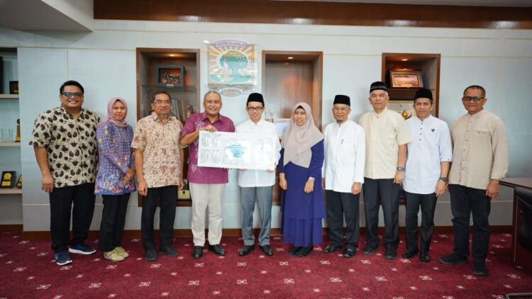 Pada Jumat (15/3/2024) sore, kepingan emas dari program menabung sampah berbasis aplikasi itu diserahkan oleh Direktur Keuangan & Umum PT Semen Padang, Oktoweri, kepada Rektor Unand, Dr. Efa Yonnedi, S.E., MPPM, Akt., CA, CRGP, di Rektorat Unand. IST