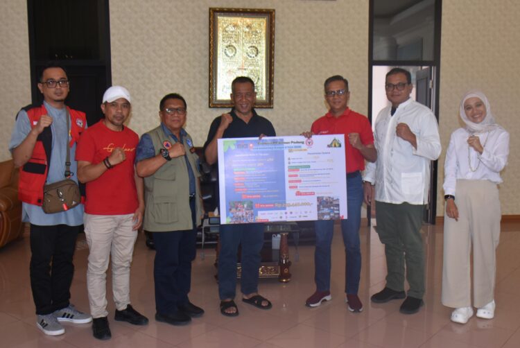 Dirut Semen Padang menyerahkan bantuan secara simbolis kepada Bupati Pessel. IST