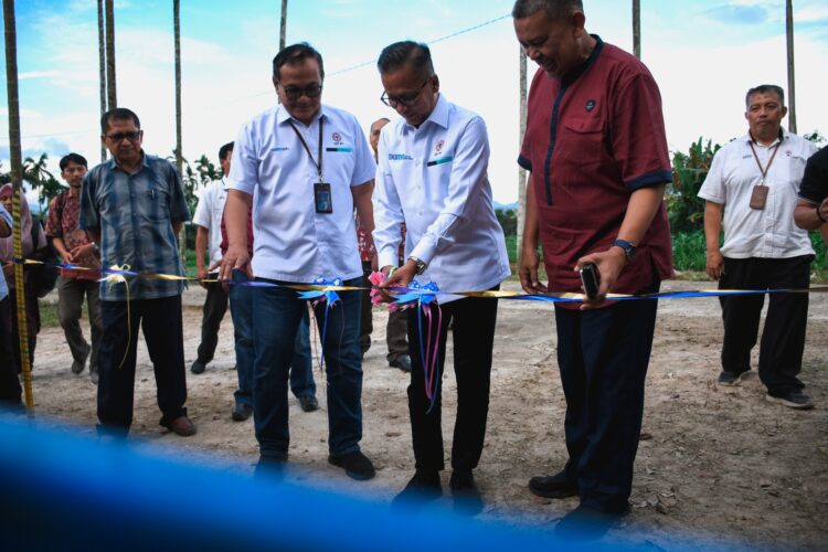 Direktur Utama PT Semen Padang Indrieffouny Indra (tengah) meresmikan nursery atau rumah pembibitan kaliandra merah di Kampus 1 Politeknik Pertanian Negeri (Politani) Payakumbuh (PPNP), Selasa (23/4/2024). Presmian nursery itu turut disaksikan oleh Direktur PPNP Jhon Nefri, Kepala UPT Perbaikan dan Pemeliharaan PPNP, Auzia Asman, dan Kepala Departemen Komunikasi & Hukum Perusahaan, Iskandar Z Lubis. IST