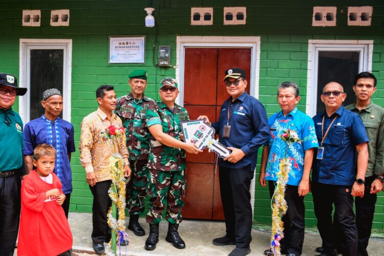 Kasiter Korem 032/Wirabraja Kolonel Inf. Indra Padang, menyerahkan replika kunci rumah kepada Jon Firman (51), yang merupakan suami dari Netri Mulyati, pemilik rumah yang dibangun TNI AD melalui program TMMD dari PT Semen Padang, Kamis (25/4/2024). Acara penyerahan replika kunci rumah itu disaksikan oleh Kepala Departemen Hukum & Komunikasi Perusahaan PT Semen Padang Iskandar Z Lubis. IST