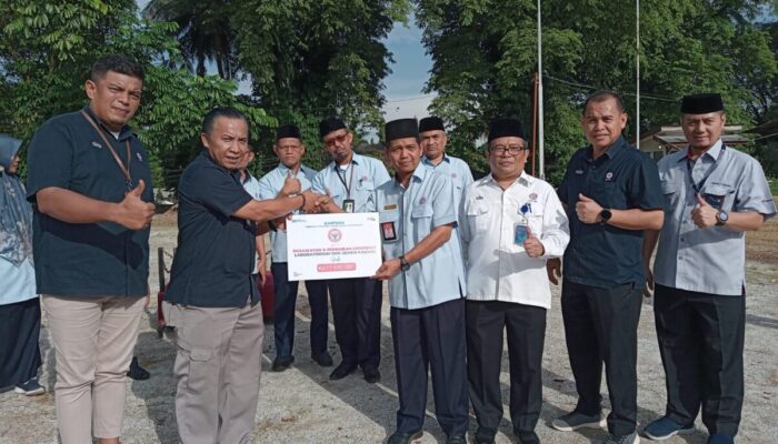 Hardiknas 2024, Semen Padang Serahkan Bantuan untuk SMK Semen Padang