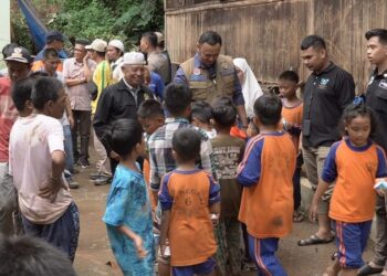 Bupati Sijunjung Salurkan Bantuan