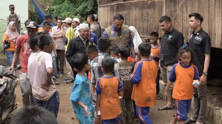 Bupati Sijunjung Salurkan Bantuan