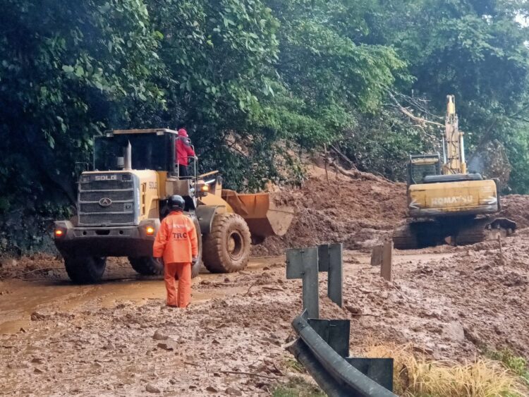TRC Semen Padang membersihkan material longsor yang menutupi jalan di kawasan Sitinjau Lauik. IST
