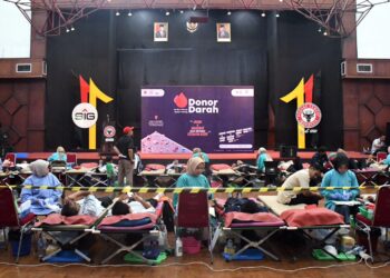 Karyawan PT Semen Padang mengikuti donor darah. iST