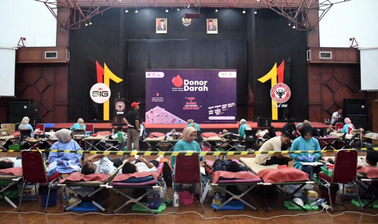 Karyawan PT Semen Padang mengikuti donor darah. iST