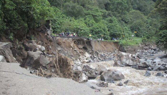 Tumpukan Material Sisa Galodo Masih Ada di Lereng Gunung Singgalang, Mahyeldi Minta Warga Waspada