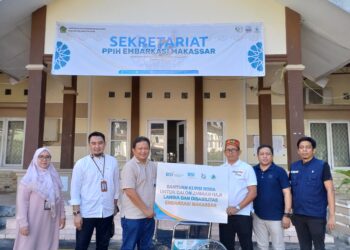 BSI Maslahat Wakafkan 20 Kursi Roda untuk Calon Jemaah Haji Lansia dan Disabilitas Embarkasi Makassar