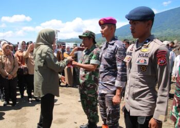 Ibu Panglima TNI Berikan Bantuan