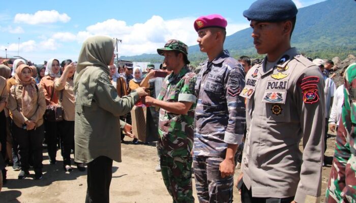Ibu Panglima TNI Berikan Bantuan Pada Masyarakat dan Apresiasi Prajurit di Agam