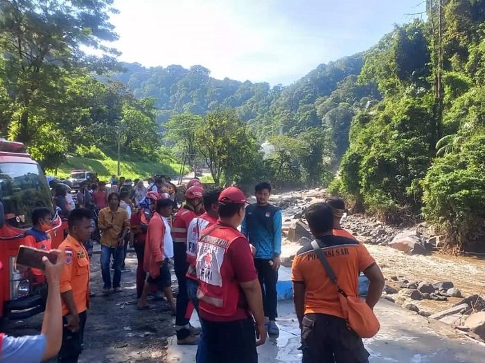 Tim BPBD melakukan pencarian terhadap 8 korban hanyut yang masih hilang di Sungai Batang Anai Padang Pariaman, Senin (13/5/2024)