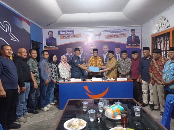 Dokter Efriza Naldi mengembalikan formulir pendaftaran Pilkada kepada Partai Nasdem Kota Payakumbuh.