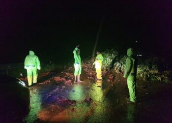 Petugas BPBD membersihkan material longsor di jalur lintas Sumbar Riau, pada Minggu malam (12/5/2024). IST