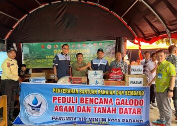 Perumda AM Padang menyerahkan bantuan untuk korban banjir bandang di Kabupaten Tanah Datar. IST