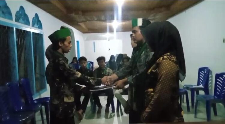 Saat penyerahan Draft Konfercab dari SC kepada Presidium sidang. BADRI.