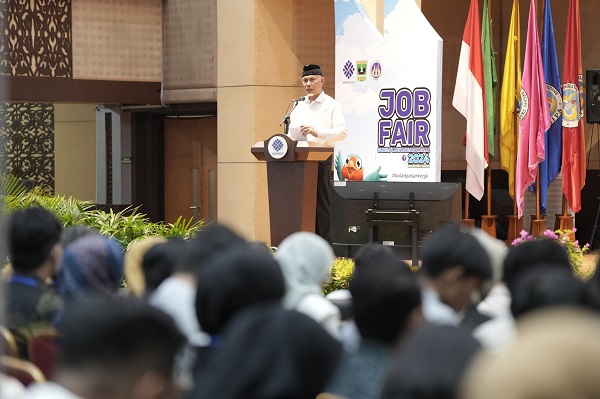 Gubernur saat membuka Job Fair di Auditorium UNP, Selasa (7/5/2024).