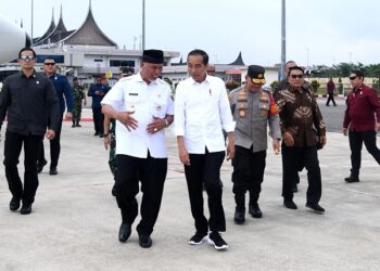 Presiden Jokowi didampingi Gubernur Sumbar saat kunjungan ke Mentawai tahun lalu. IST/DOK