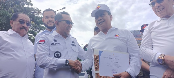 Bupati Tanah Datar Eka Putra saat menerima bantuan dari DPP Gebu Minang untuk masyarakat terdampak bencana galodo.