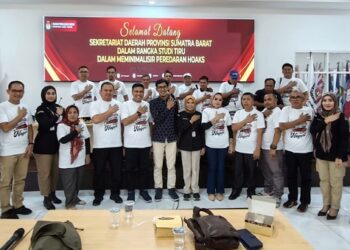 Foto bersama rombongan dari Sumbar bersama KPU Jatim, Kamis (30/5/2024). FARDIANTO