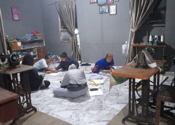 Kaum Ibu di Matur dilatih keterampilan menjahit. ist