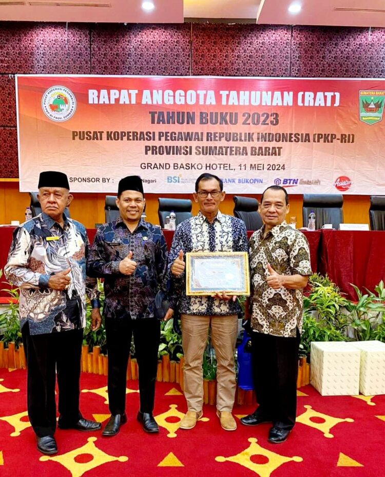 Penghargaan diterima Pengurus KP-RI Kopensma Syariah Madani SMAN 1 Sijunjung  Miek Rayendra di Grand Basko Hotel Padang, Sabtu (11/5). OGI