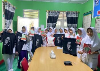Sejumlah siswa SMK Kesehatan Genus mendapatkan hadiah dari Presiden Jokowi. IST