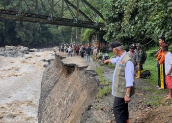 Gubernur Sumbar meninjau kondisi sejumlah ruas jalan nasional yang rusak akibat diterjang bencana banjir bandang di berbagai wilayah Minggu (12/5/2024)