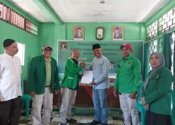 Rektor Universitas Hazairin (Unihaz)  Bengkulu Yulfiperus mengembalikan formulir pendaftaran Pilwako Sawahlunto ke PPP dan PKS