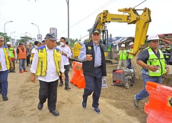 Gubernur Sumbar Mahyeldi mendampingi Menteri PUPR Basuki Hadimuljono saat menijau proyek pembangunan di Sumbar beberapa waktu lalu. IST
