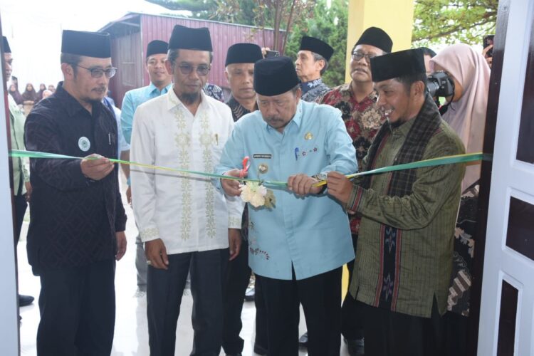 Bupati Agam, Dr H Andri Warman MM, meresmikan pemakaian Gedung Tahfiz Pondok Pesantren Al Irsyad Islamic Boarding School Bulaan Kamba Nagari Kubang Putiah Kecamatan Banuhampu, Sabtu (18/5).IST