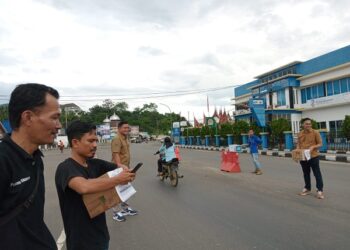 Jurnalis Kabupaten Sijunjung Peduli menggalang dana serta donasi untuk korban bencana alam Sumatera Barat, Kamis (16/5) di Simpang Suer Muaro Sijunjung.