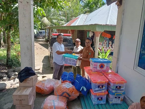 Badang Penanggulangan Bencana Kabupaten Padang Pariaman  menyalurkan bantuan logistik kepada korban banjir di korong Piliang