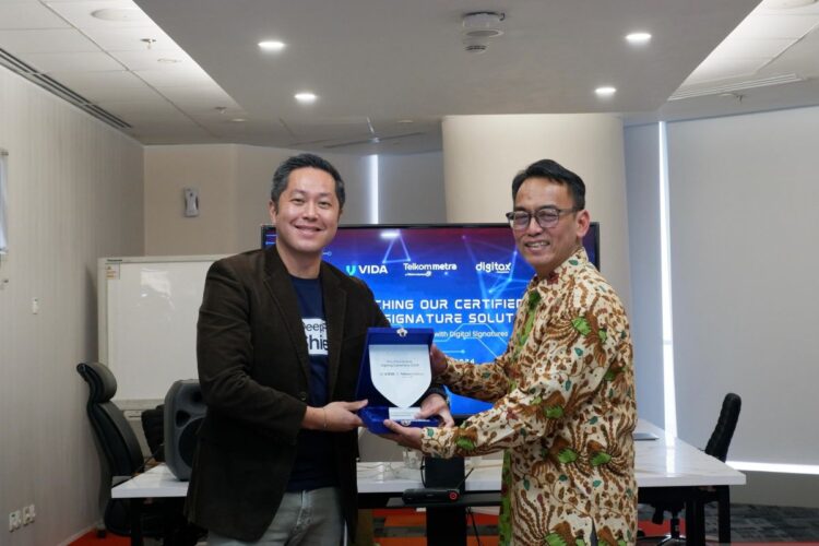 Direktur Business Digital Transformation TelkomMetra Irphan Wijaya (kanan) menyerahkan cindera mata kepada Founder and Group CEO VIDA Niki Luhur usai penandatanganan kerja sama keamanan penerbitan dan penggunaan tanda tangan digital antara TelkomMetra & VIDA, beberapa waktu lalu. IST