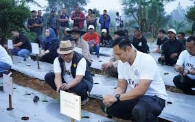 Menteri ATR/BPN Agus Harimurti Yudhoyono (AHY) melakukan penanaman bibit asparagus yang disediakan Agree di Desa Cipendawa, Kecamatan Pacet, Kabupaten Cianjur, Jawa Barat beberapa waktu lalu. IST