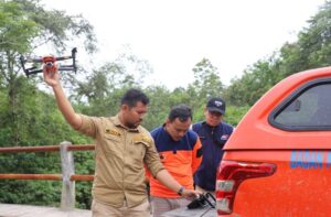 Tim drone BNPB menerbangkan pesawat nirawak tetracopter di Tanah Datar guna pemetaan wilayah terdampak galodo Marapi dan pemetaan titik potensi bencana galodo susulan pada Minggu (26/5). IST/BNPB