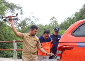 Tim drone BNPB menerbangkan pesawat nirawak tetracopter di Tanah Datar guna pemetaan wilayah terdampak galodo Marapi dan pemetaan titik potensi bencana galodo susulan pada Minggu (26/5). IST/BNPB