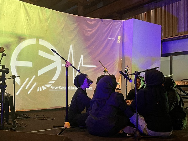 FKM Sumbar kembali menggelar Showcase Buni-Bunian #4 di Kota Padang dengan menampilkan berbagai kalangan mulai dari komunitas, musisi, praktisi, akademisi dan lainnya.