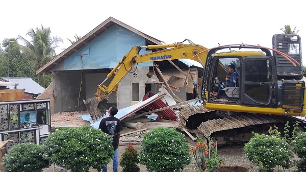 Sejumlah bangunan di Jalan By Pass, Kampung Gadang, Kecamatan Pariaman Timur, Kota Pariaman dieksekusi Pengadilan Negeri Pariaman, Rabu (22/5) lataran berada di lahan sengketa tanah pusako. MITA