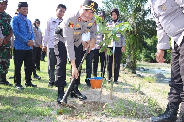 Polres Agam tanami ratusan bibit pohon di Lubuk larangan Objek Wisata Garuda Mas, Bantaran sungai Batang Kalulutan Jorong Batu Hampar Nagari Manggopoh