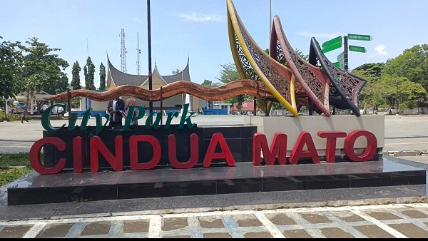 Sebuah video sepasang anak remaja berduaan hingga malam hari di Lapangan Cindua Mato Batusangkar menjadi buah bibir di tengah masyarakat.