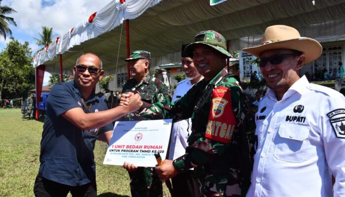 Semen Padang Serahkan Bantuan untuk Program TMMD Tanah Datar